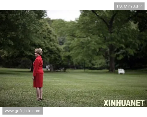 劳拉·冯托拉草坪惊逃引热议